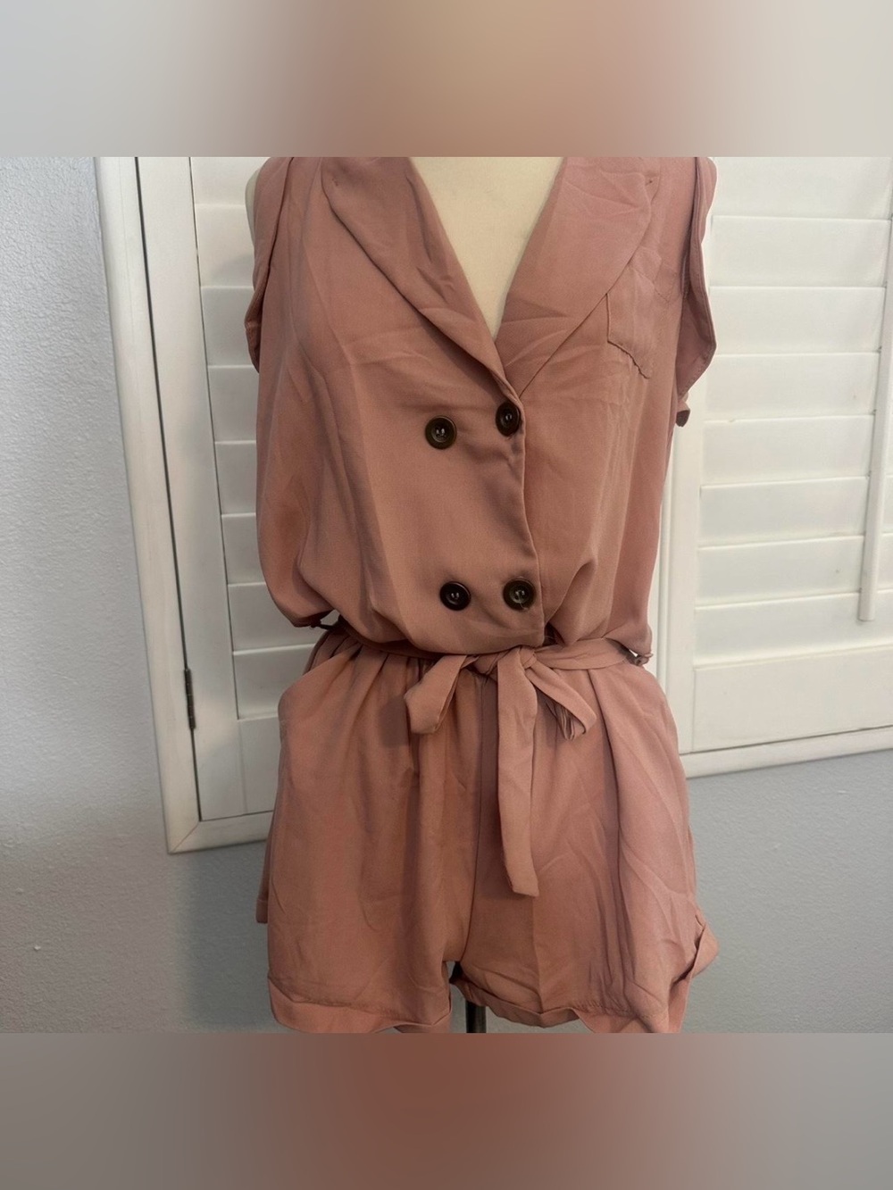 Elegan Wanderlust Dusty Rose Double-Breasted Tie-Waist Mini Romper Women’s Small